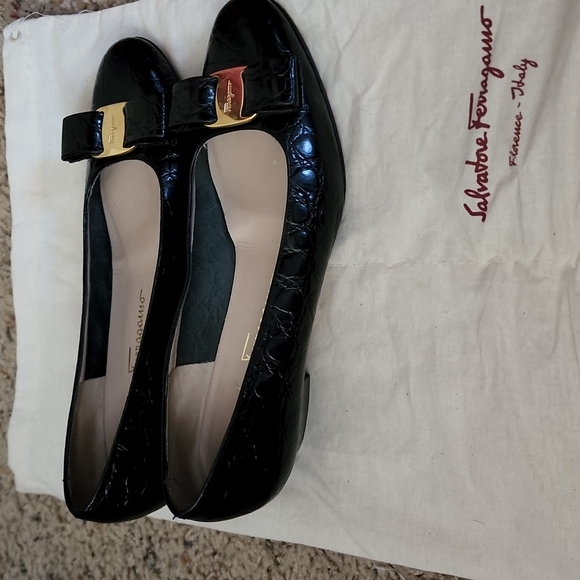 Authentic. Beautiful Shoes - Picture 3 of 4